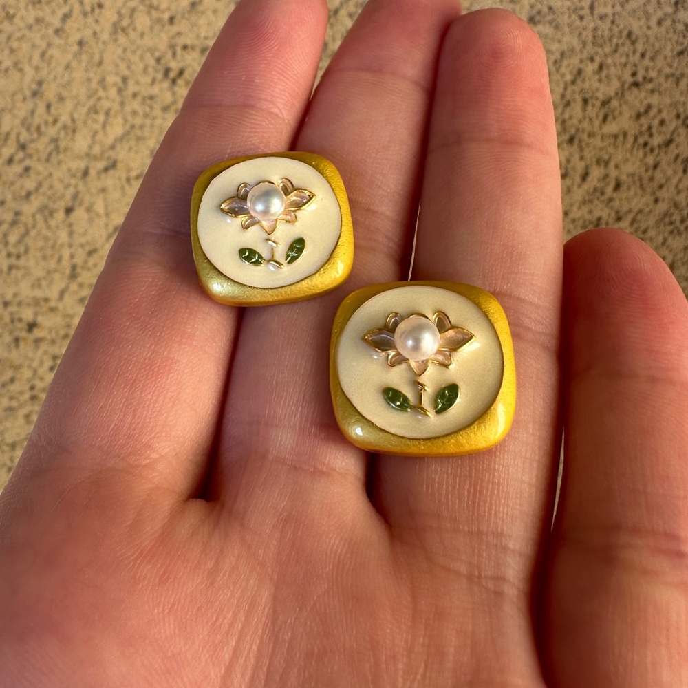 Vintage Style Floral Pearl Stud Earrings Lotus Design - Picture 3 of 5
